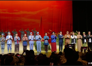 《芦荡火种》燃情上演：沪剧观众重温红色经典魅力