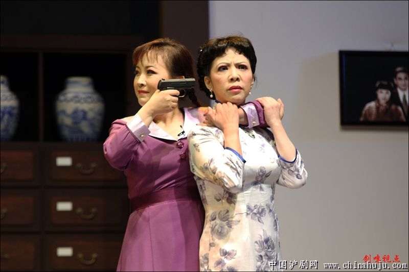 文慧沪剧团原创现代戏《黎明前的歌声》上演