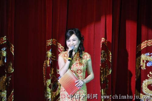 主持人王勤老师